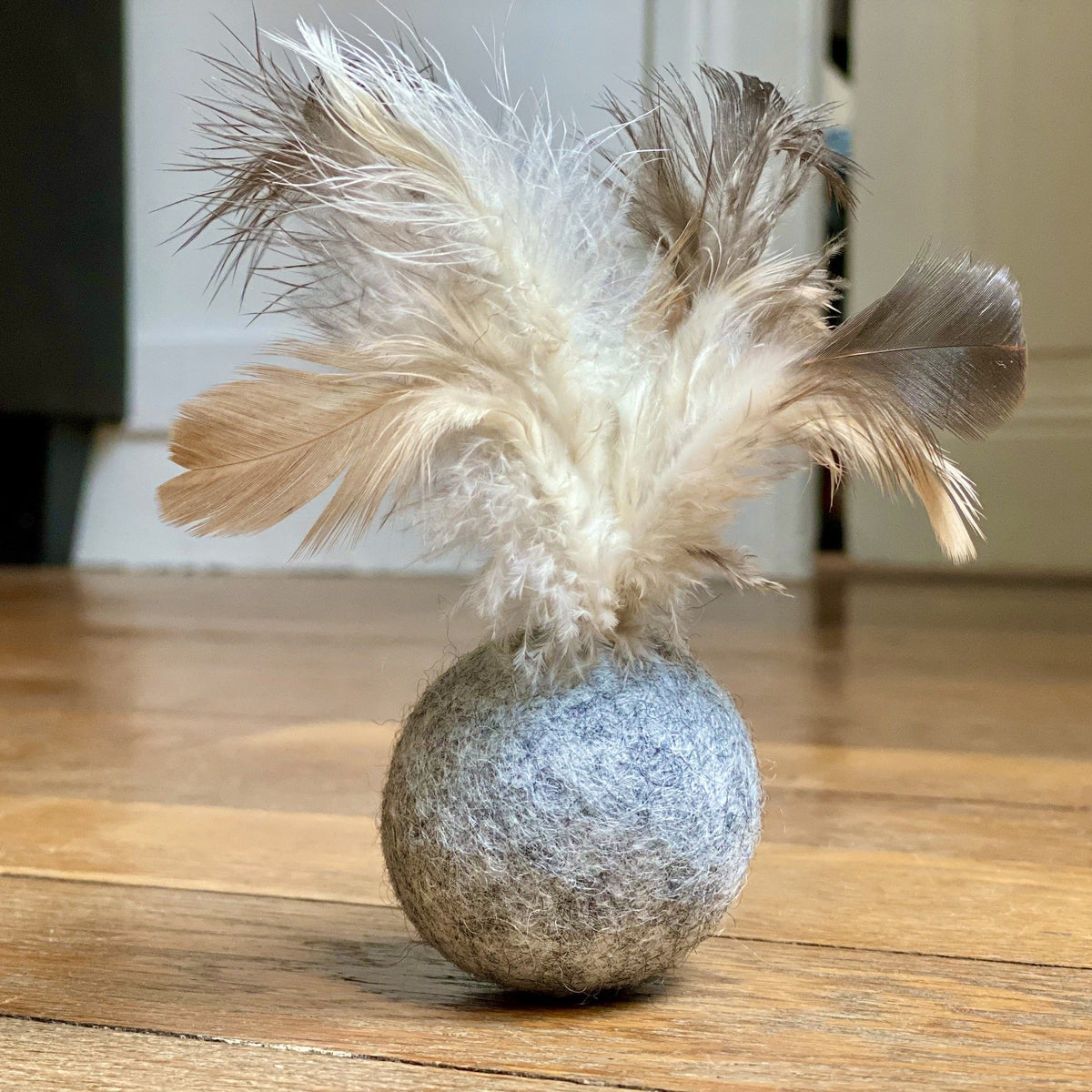 Cat toy: Wool balls with feathers & bell